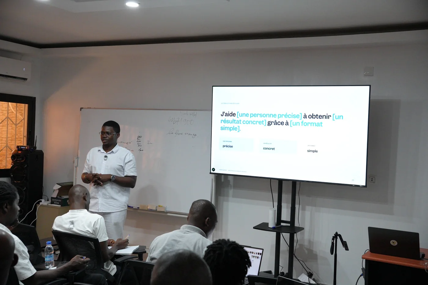Formateur Bweb animant un atelier devant un groupe