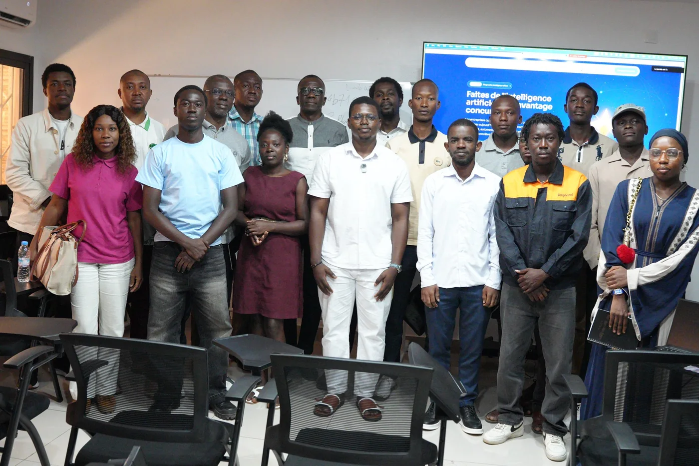 Groupe de participants à une formation Bweb, posant devant l'écran du site