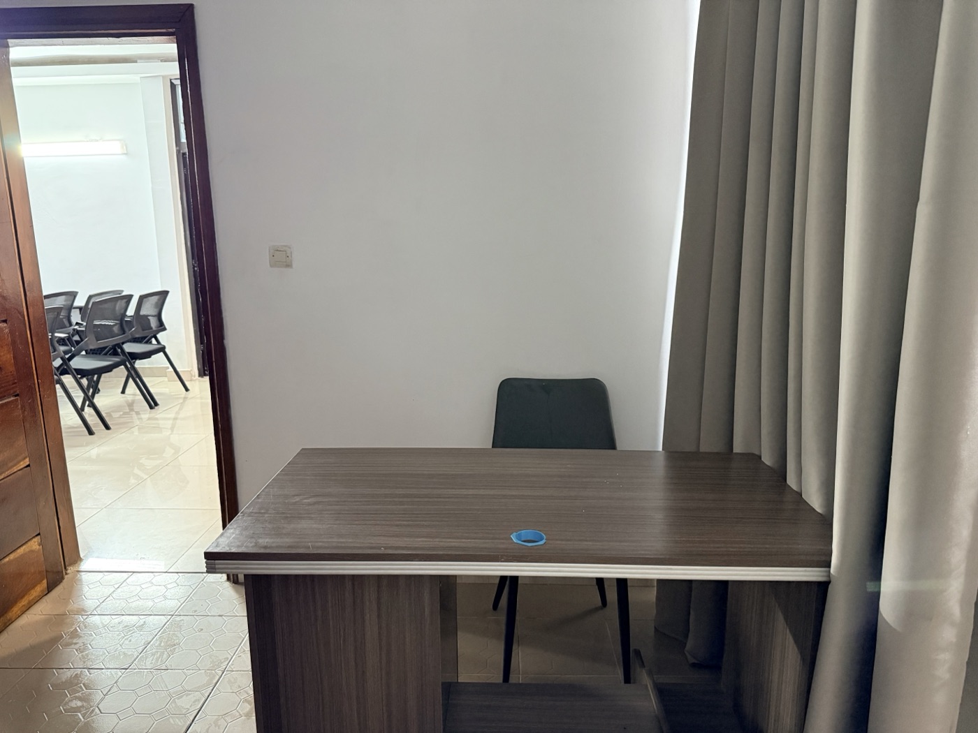 Espace accueil à l'entrée de la salle de formation