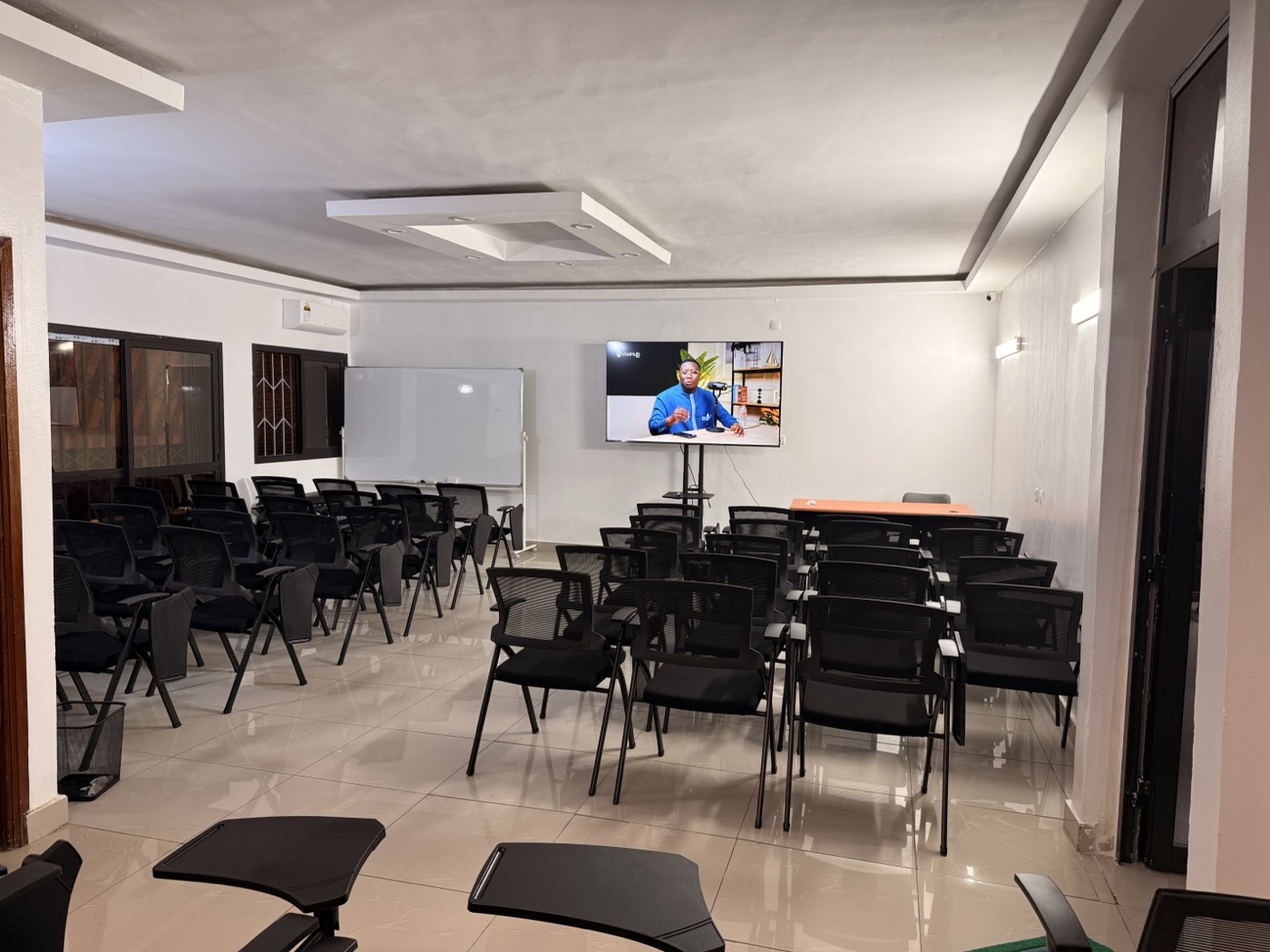 Salle disposée en configuration conférence