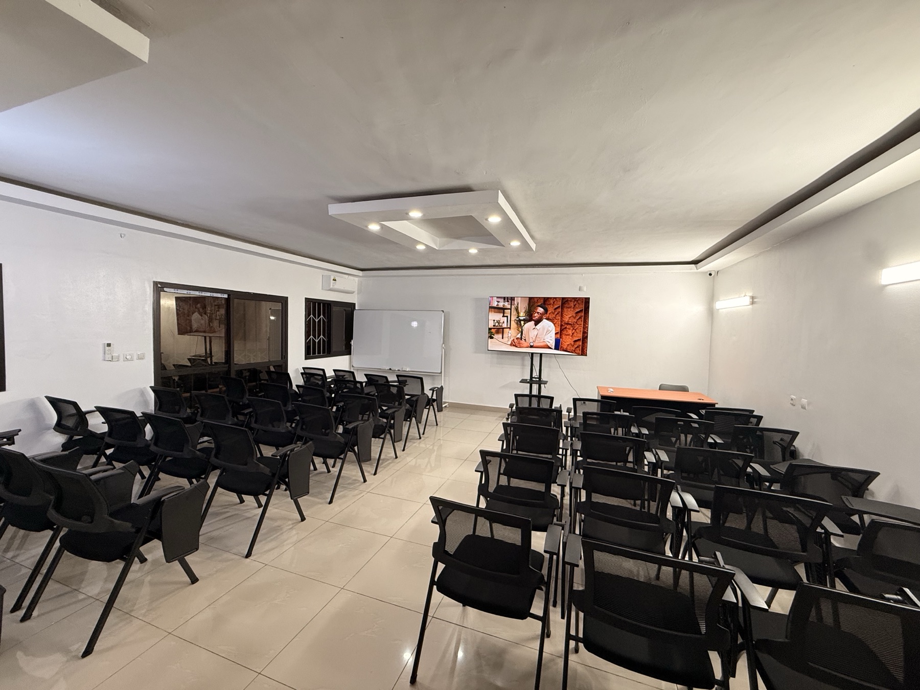 Salle de formation Bweb à Abidjan — vue générale avec grand écran et sièges